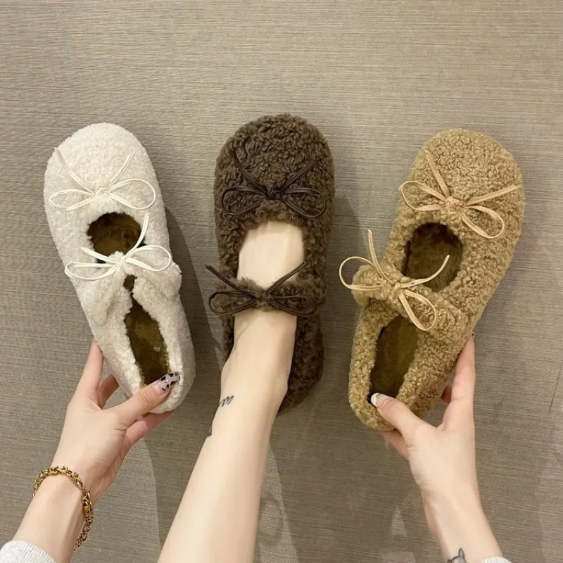 Sapatos peludos versáteis para mulheres no outono e inverno, novos sapatos baixos de boca rasa com laço de borboleta e bico redondo, sapatos femininos de veludo