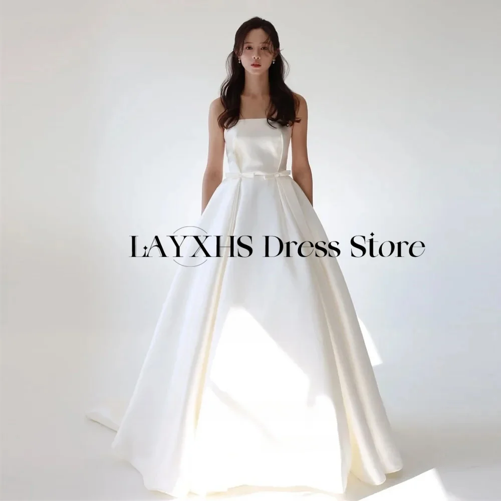 Abiti da sposa coreani eleganti senza spalline Una linea in raso Abito da sposa personalizzato Servizio fotografico Abito da sposa con corsetto con fiocco e strascico