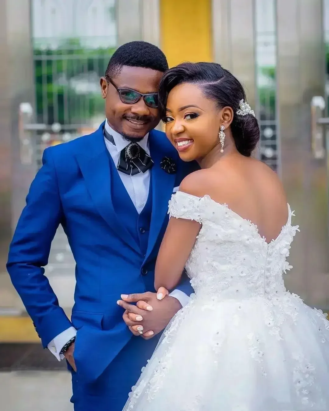 فساتين زفاف أفريقية مخصصة بالإضافة إلى حجم قبالة الكتف الدانتيل يزين فستان الزفاف سستة الظهر تول مخصص Brida