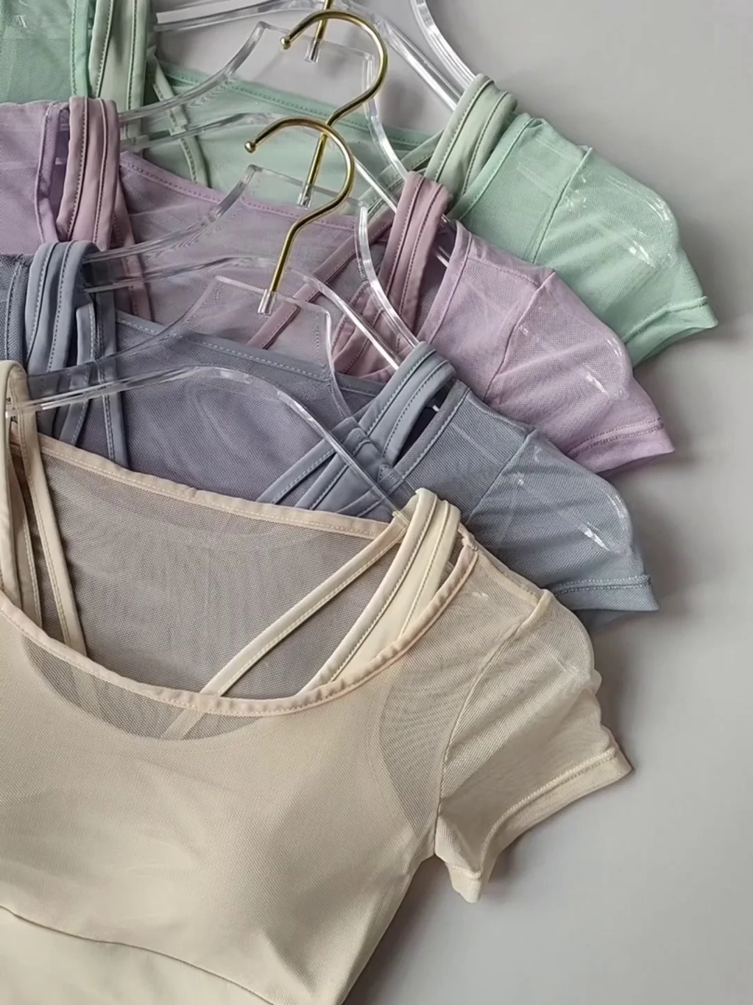 女性用ピラティストレーニングフィットネススーツ胸クッションヨガスーツトップ速乾性ハイエンド感スポーツ半袖通気性