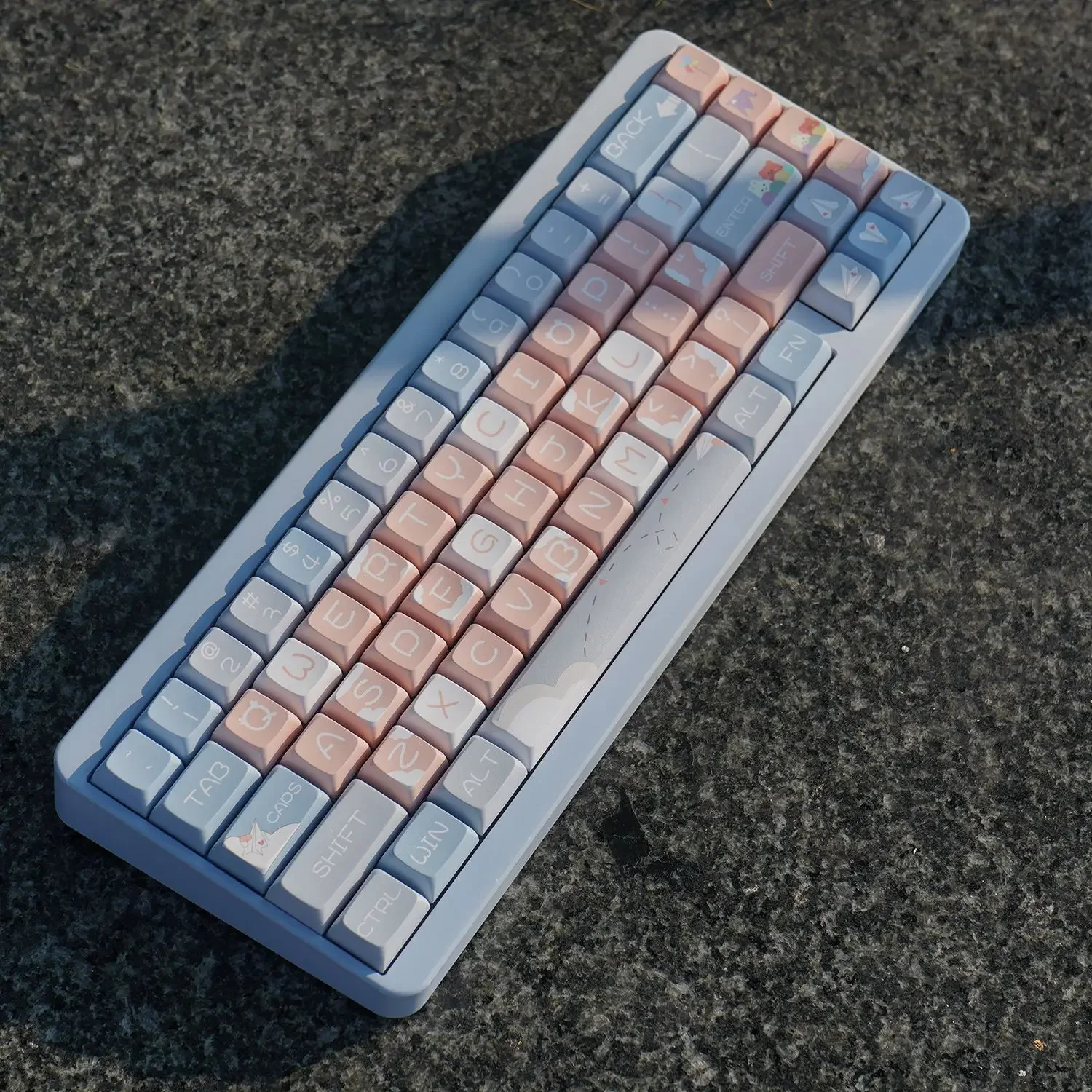 

XDA highly sublimated pbt keycaps small full set of Kubao paper airplane theme for mechanical keyboard step from X75