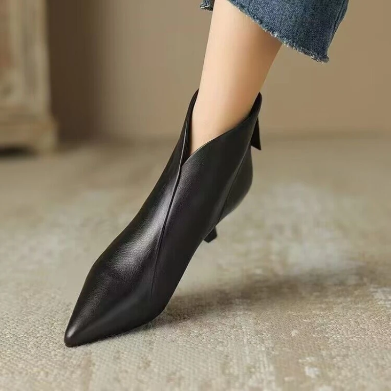 2024 New Baotou Patent Leather Strap Cat Heel Female Sexy Black Silk Pointed Thin Heel High Heels High shoes montage