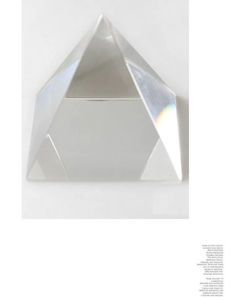 The pyramid crystal table is placed on the town house physiotherapy teaching glass tower car counter