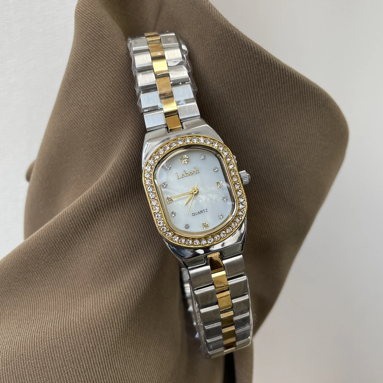 芸術的でエレガントな女性用腕時計、2026年新モデル、スタイリッシュなクォーツ時計とアクセサリーのハイエンドセレクション。