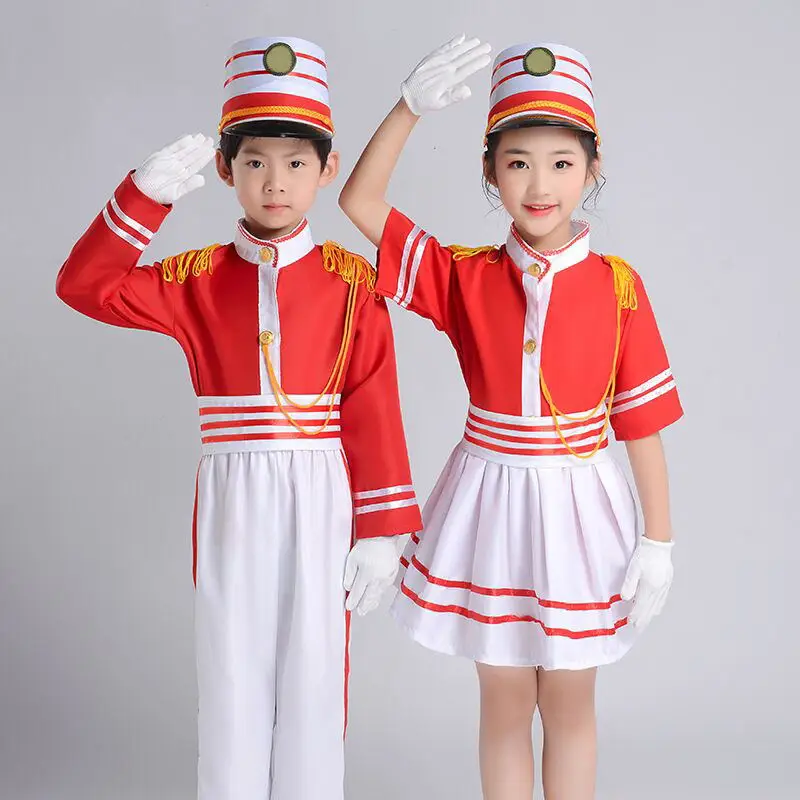 Estudantes da escola primária bandeira-levantando banda desempenho trajes crianças guarda de honra baterista jardim de infância bandeira-levantando uniforme