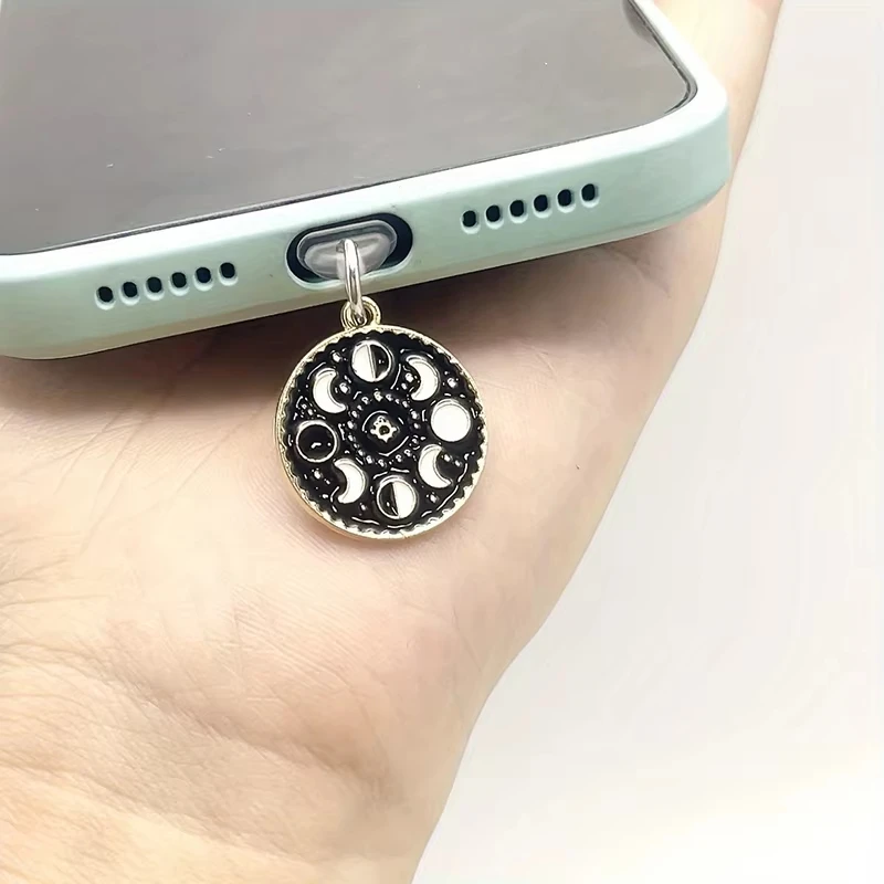 1 tapón antipolvo para teléfono, colgante clásico con diseño de disco Yin-Yang, tapón antipolvo para puerto de carga de teléfono, protector antipolvo para terminal de teléfono, adecuado para iPhone y Tipo-C, protector de puerto de carga