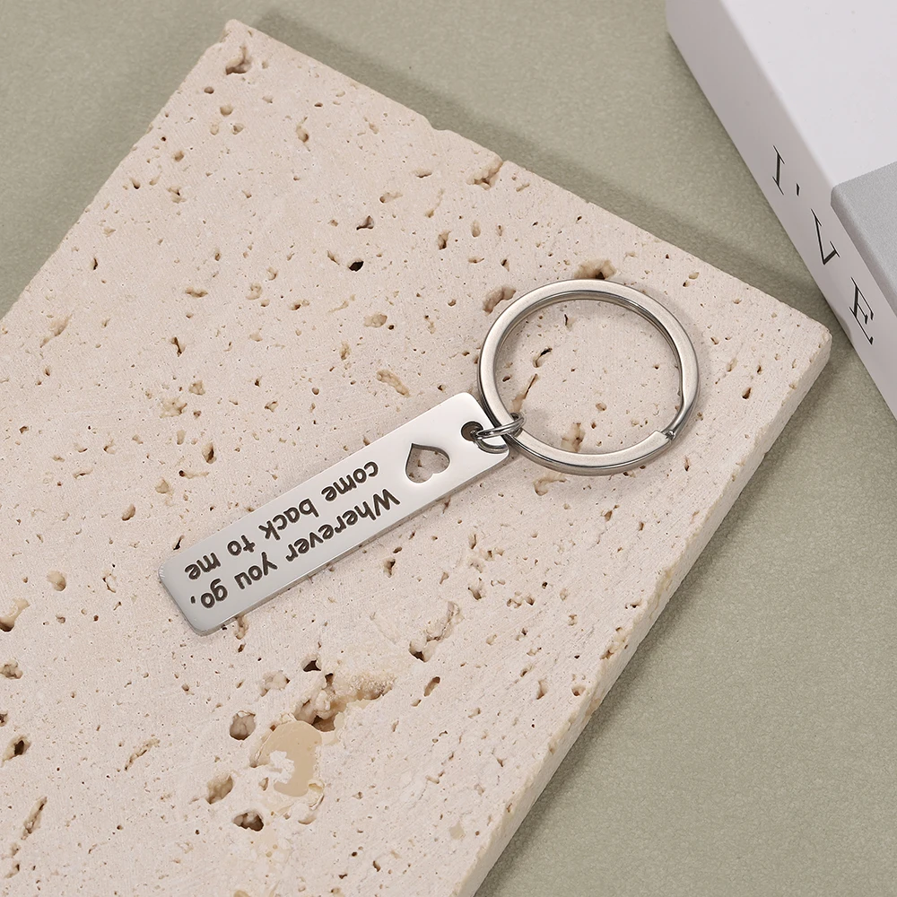 Gravierter Schlüsselanhänger aus Edelstahl mit herzförmigem Hohldesign als Gedenkgeschenk zum Geburtstag für Freund und Ehemann. – Detail 6