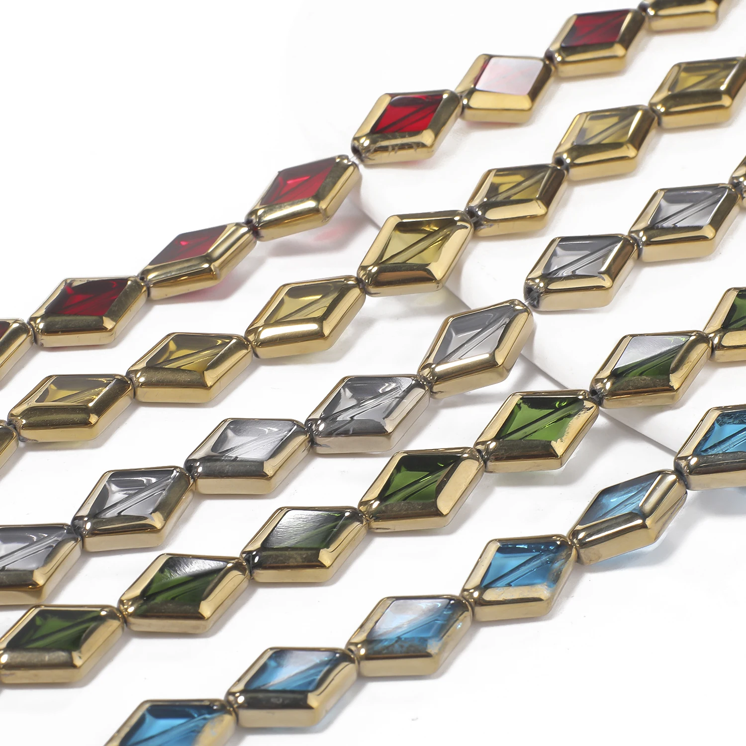 Diamantförmige, goldrandige Kristallquarzperlen, 10 x 15 mm, transparente, farbige Glasperlen für die Schmuckherstellung, zum Selbermachen von Halsketten. – Detail 6
