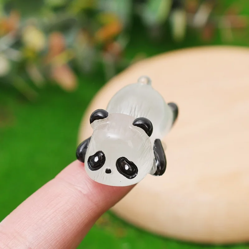 5 pz 3D Mini Glowing In Dark Panda FAI DA TE Fatti A Mano In Resina Luminoso Panda Figurine Decorare La Casa Micro Paesaggio Ornamenti Giocattolo