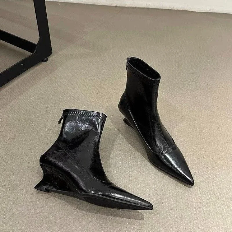 الفرنسية المتخصصة تصميم نحيل الأحذية النسائية أشار تو الجوارب 2025 جديد كتلة كعب قصير الساق موضة أحذية عالية الكعب