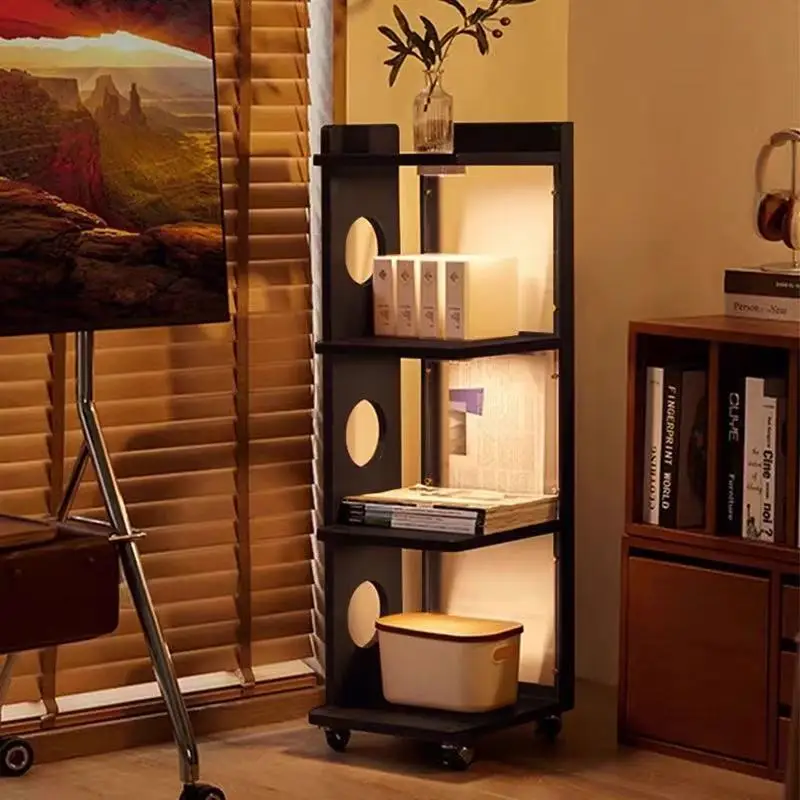Estante móvel simples com carrinho de rodas, prateleira móvel de madeira maciça antiga média contra a parede