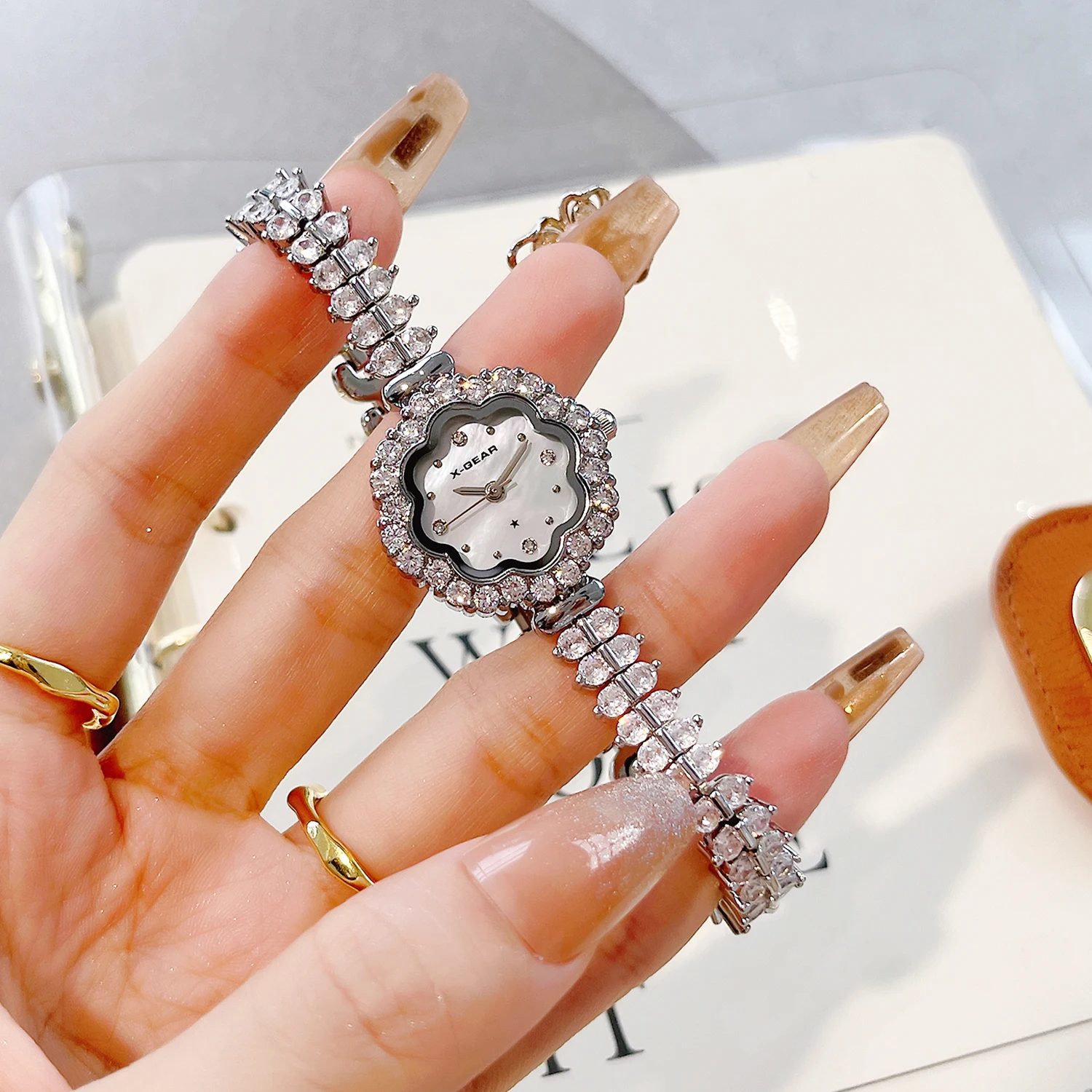 

X-GEAR Женские кварцевые часы с цветочным цирконием: стальной ремешок с кристаллами для подарка на вечеринку