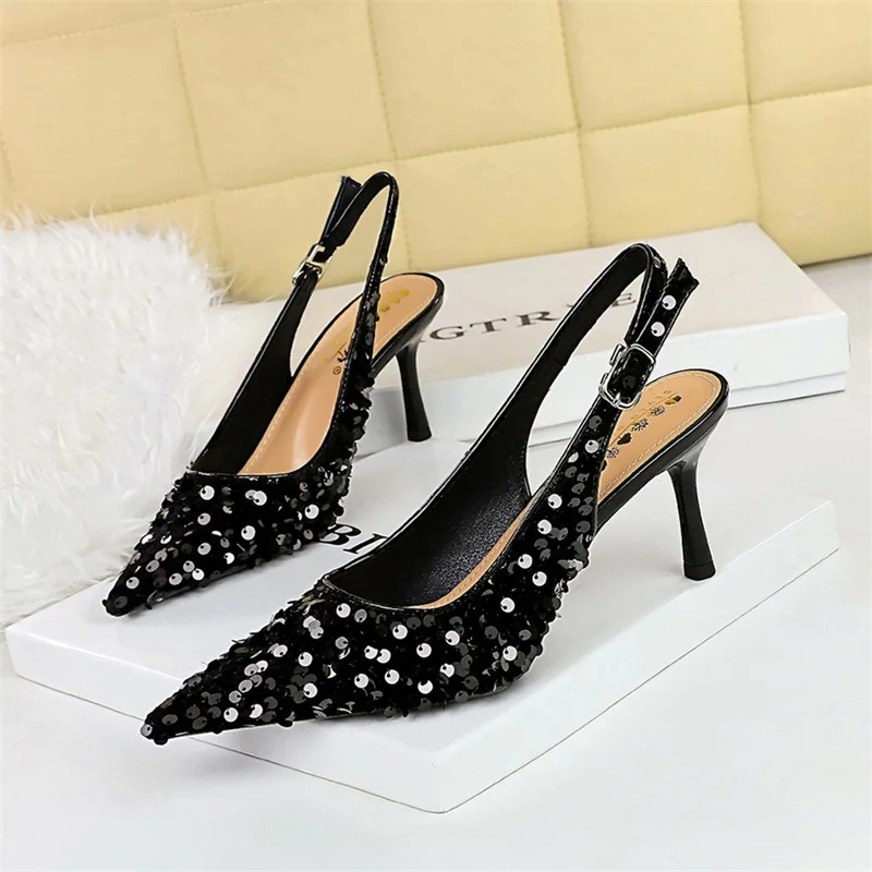 2024 New Bling sandalo da donna rosa Sliver Fashion punta a punta cinturino con fibbia cava superficiale elegante scarpe con tacco sottile Slingback