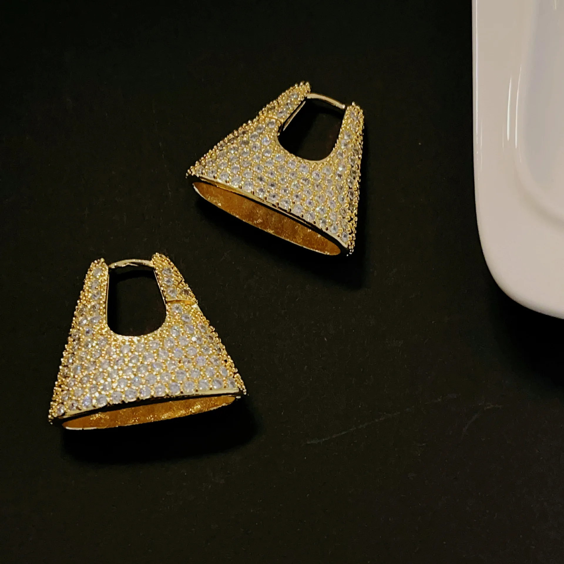 2023 European and American Fashion Luxury High Level Small Group Design Geometric Triangle Zircon Stereoscopic Earrings.