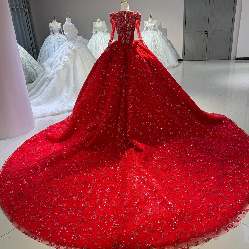 فستان زفاف فاخر مع زخارف متألقة وقطارات طويلة، فستان زفاف بأكمام طويلة مطرز بالدانتيل الرقيق