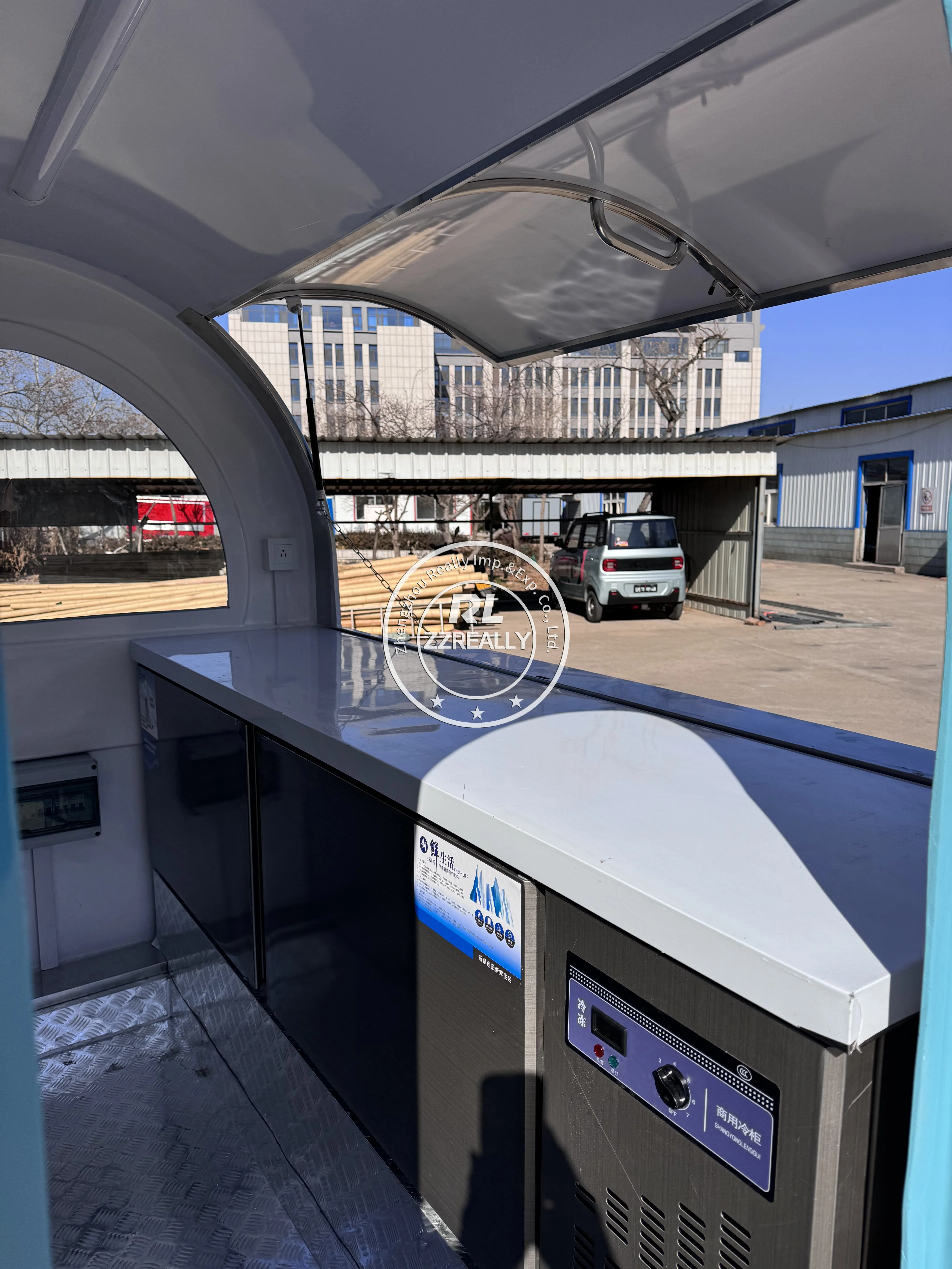 Wózek gastronomiczny o długości 220 cm z maszyną do lodów śnieżnych, mobilny przyczepa gastronomiczna, food truck z akcesoriami do kampera.