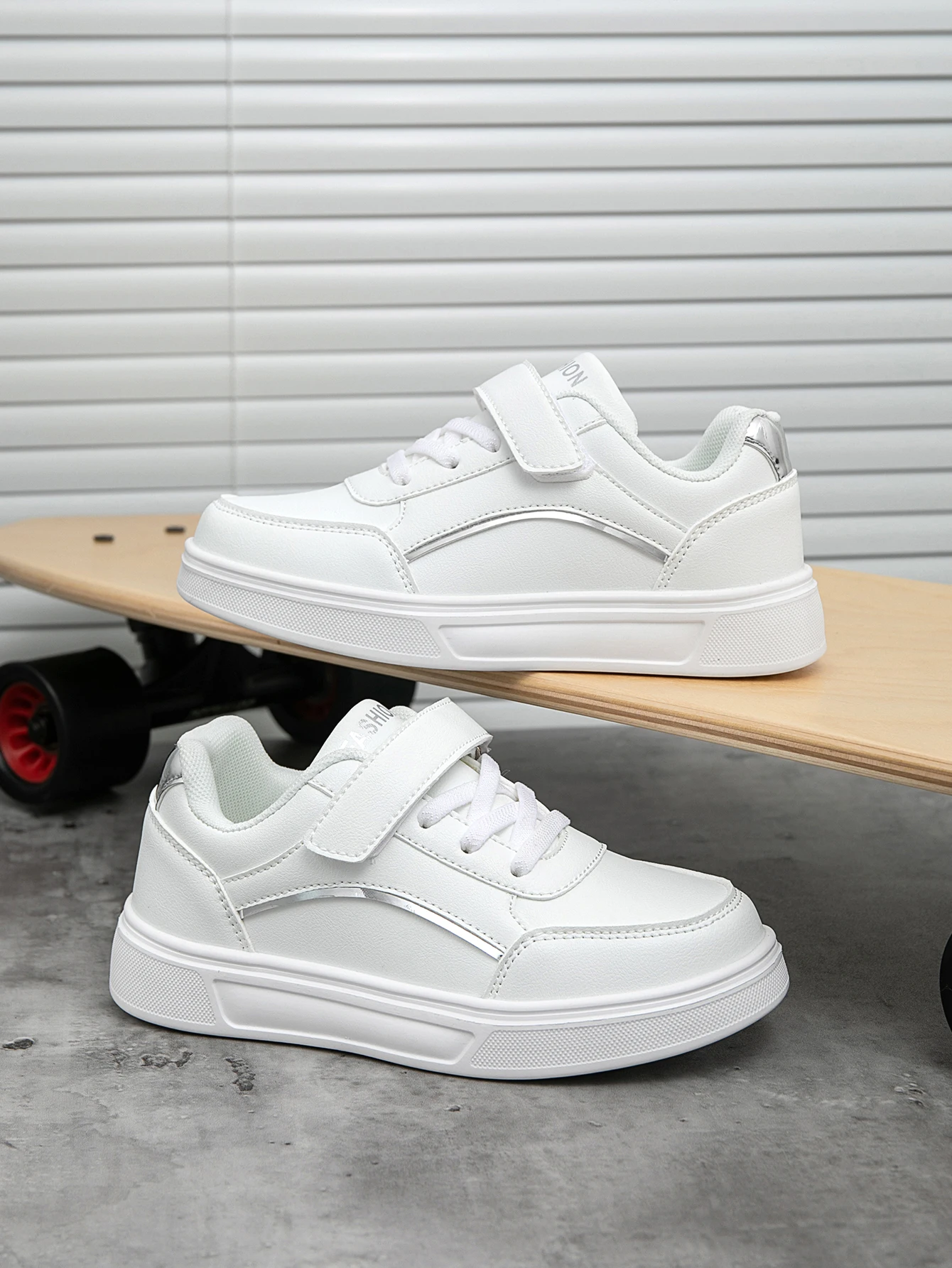

Children's Skateboard Shoes for Boys and Girls, Exquisite Silver Lines Embellished, Velcro Design Makes It Easy for Children to Put on and Take Off, Student Sports Shoes, Free Running and Playing, Matchinging Casual Wear to Show Cuteness, School Shoes, Ch