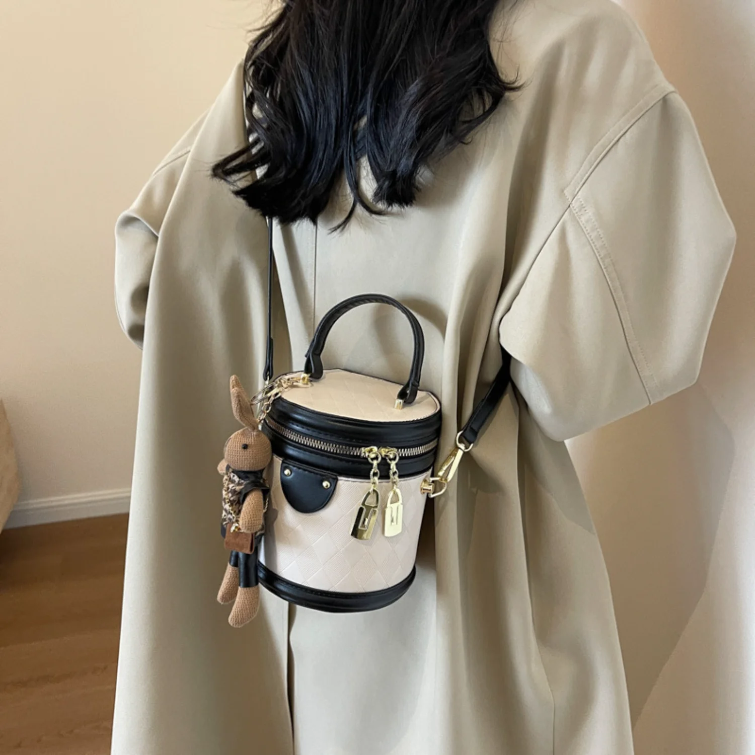 

Fashionable PU Leather Bucket Bag Women Mini Cylinder Handbag Crossbody Purse Trash bags Insert bag organizer Coquette bag Money