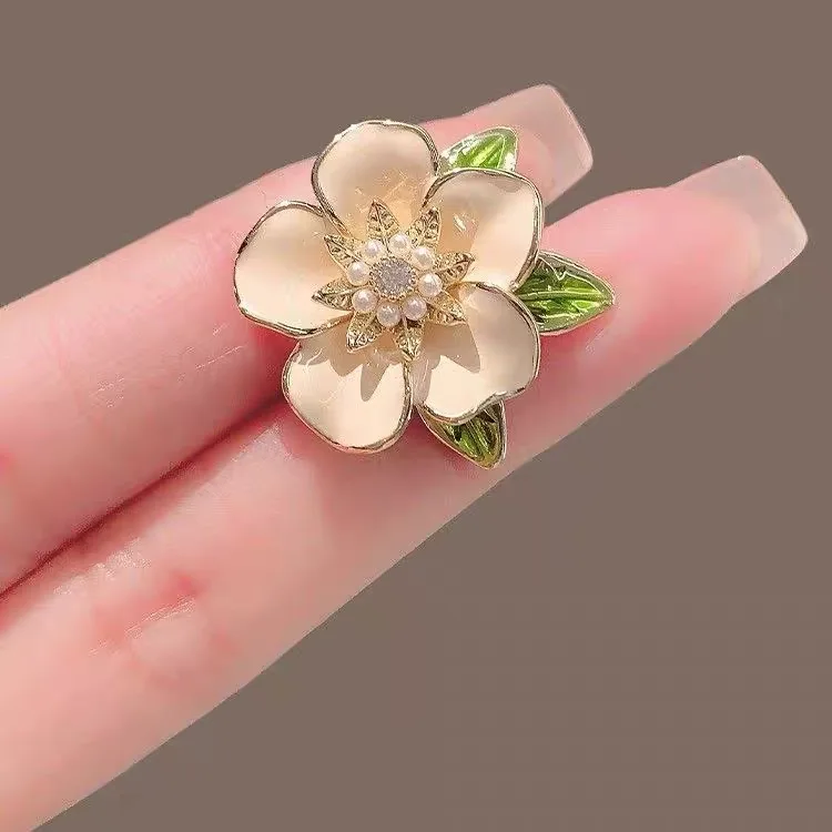 Elegant White Camellia Flower Brooches For Women Small Lapel Pins Plant Clothes Corsage Wedding Jewelry Accessories