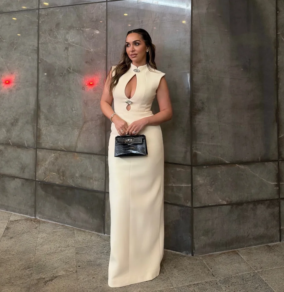 세련된 레트로 섹시 컷아웃 바디콘 드레스, 허리를 잘록하게 잡아주는 디자인과 고급스러운 여성스러운 스타일의 유럽풍 이브닝 드레스