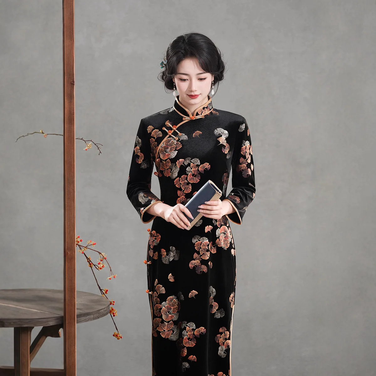 مطبوعة المخملية النمط الصيني بأكمام طويلة شيونغسام 2025 جديد الشابات ريترو سليم صالح الخريف والشتاء فستان تشيباو