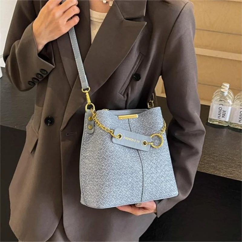 Borsa Versatile Casual semplice in stile coreano per le donne borsa a secchiello tessuta di nuova moda borsa a tracolla popolare di nicchia di