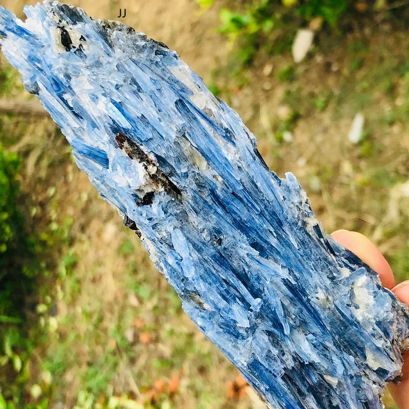 KYANITE MINERAL SPECIMEN 2