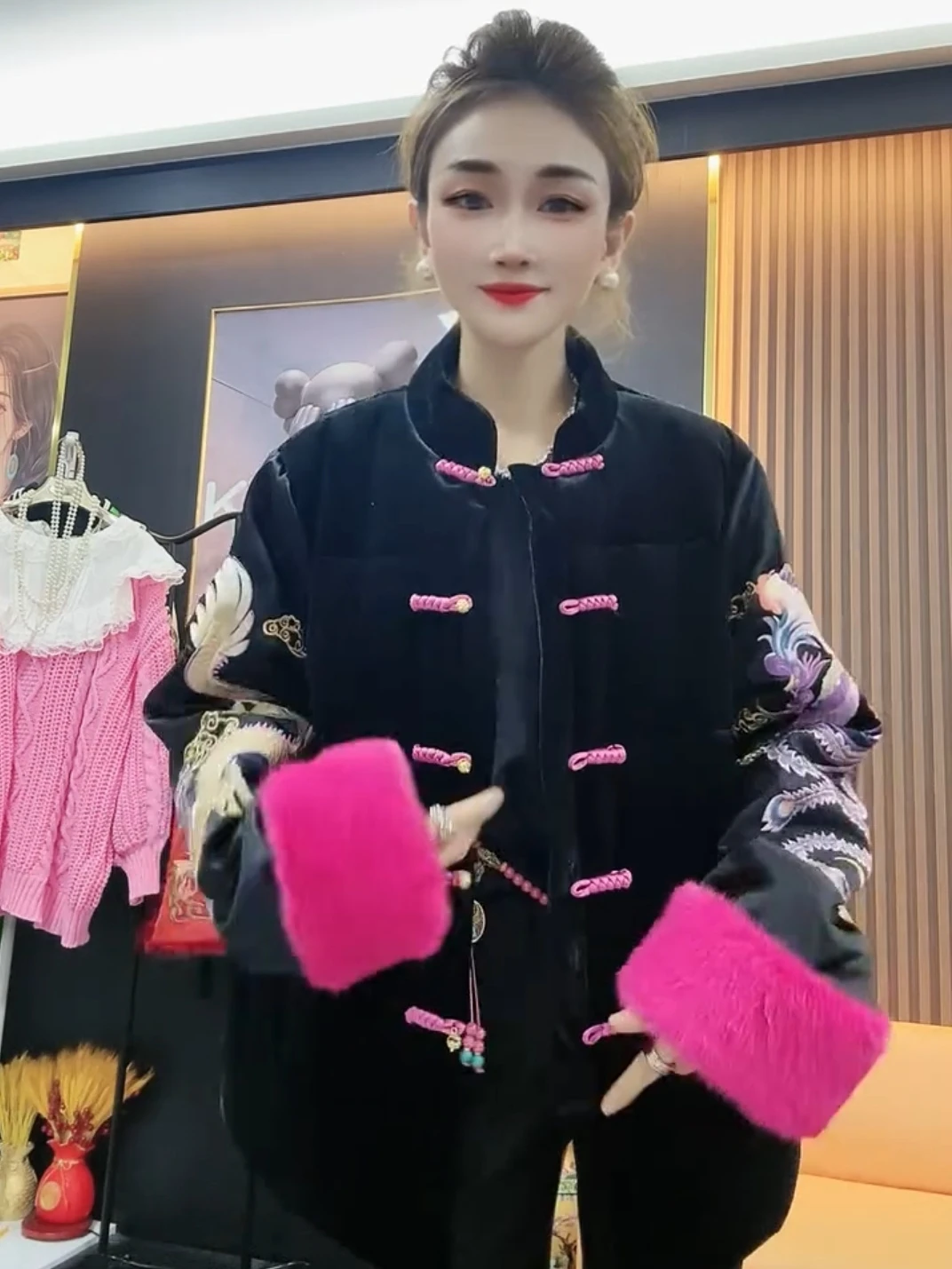 

Черная вышитая хлопковая куртка для женщин, модная коллекция 2023 года, зимняя, утепленная, с длинными рукавами, свободного кроя, для повседневной носки, в традиционном китайском стиле