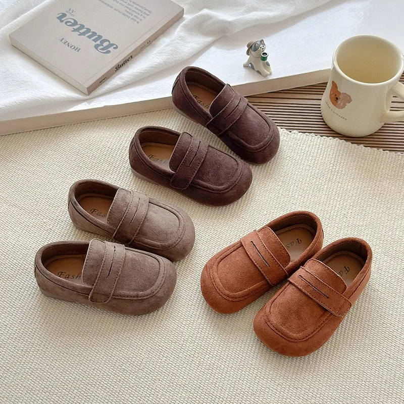 

Новинка 2023 года, детская замшевая кожаная обувь для мальчиков и девочек, осенние повседневные лоферы для малышей, простые лоферы в стиле ретро с мягкой подошвой для детской школьной формы