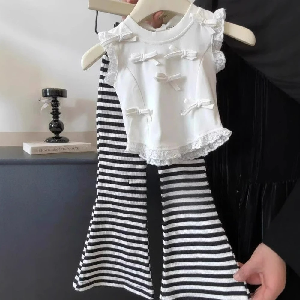 أطقم ملابس صيفية للفتيات 2025 بلوزة كورية جديدة بدون أكمام وسراويل مخططة واسعة بدلات أطفال #1