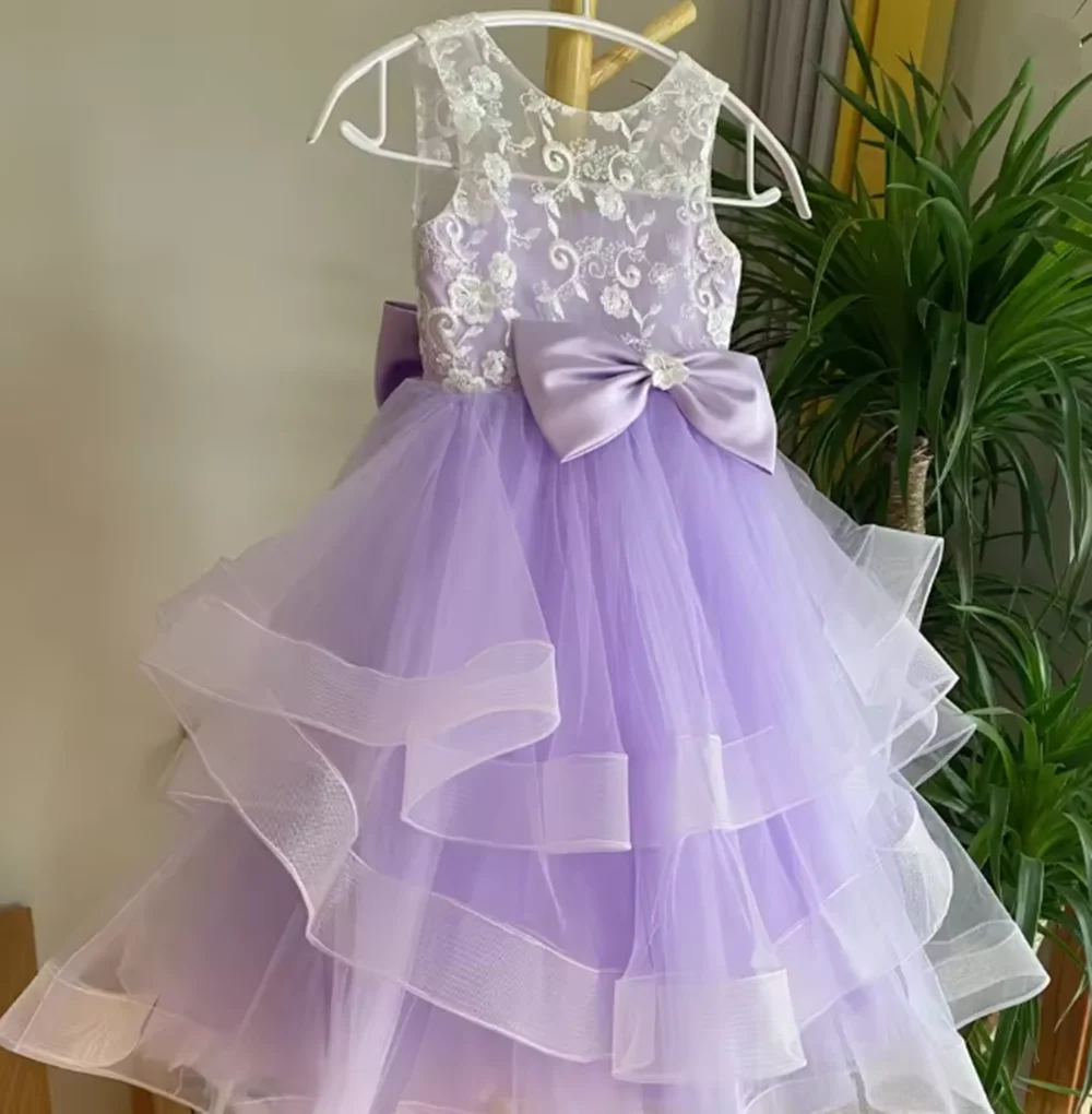Maßgeschneidertes Blumenmädchenkleid aus lila Tüll mit abgestuften weißen Applikationen und Schleife für Hochzeit, Geburtstag, Party, Abschlussball, Abend, Bankettkleid