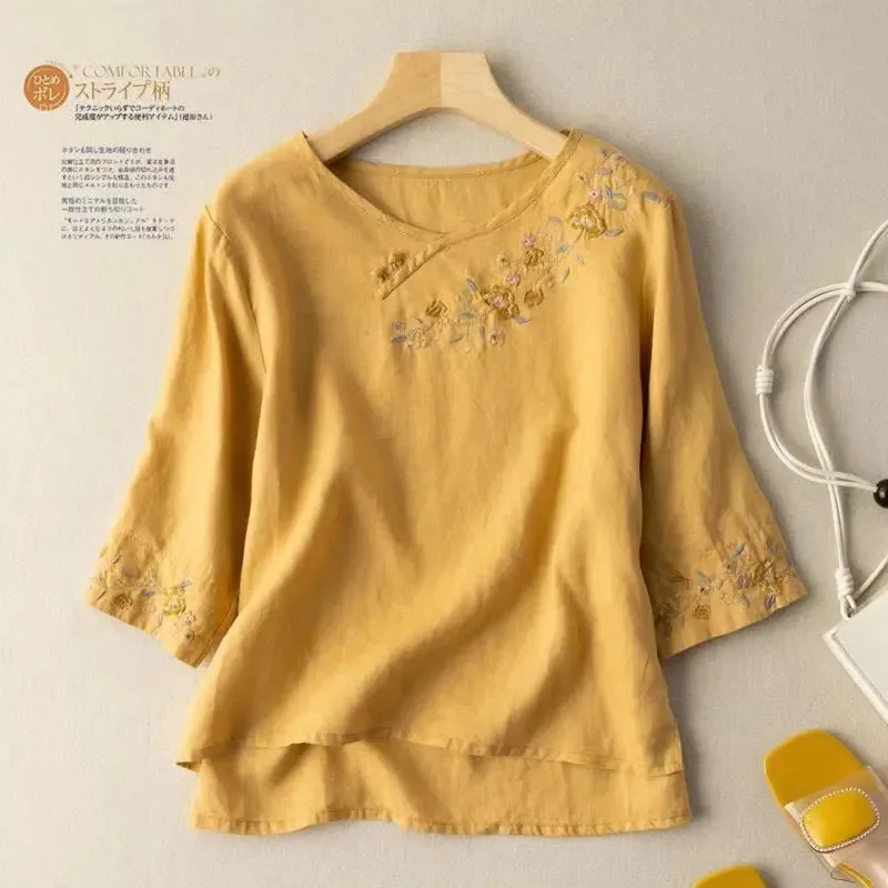 

T-shirt Top for Women in Summer 2025 New Loose Slim Round Neck Retro Style Embroidered Quarter Sleeve Shirt