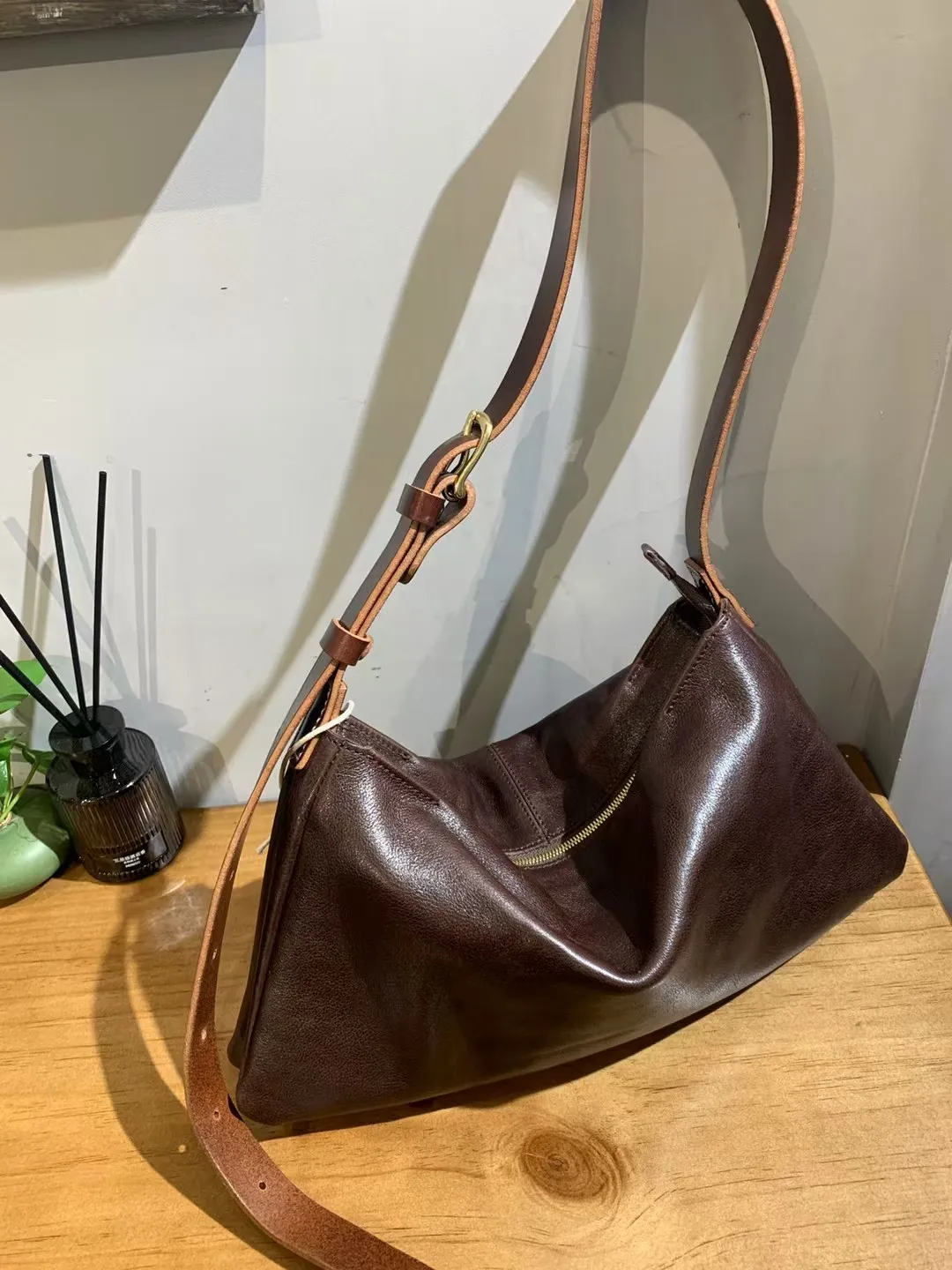 حقيبة كروس من جلد البقر المدبوغ بالزيت الثقيل المستورد، قهوة سوداء، أنجورا حمراء