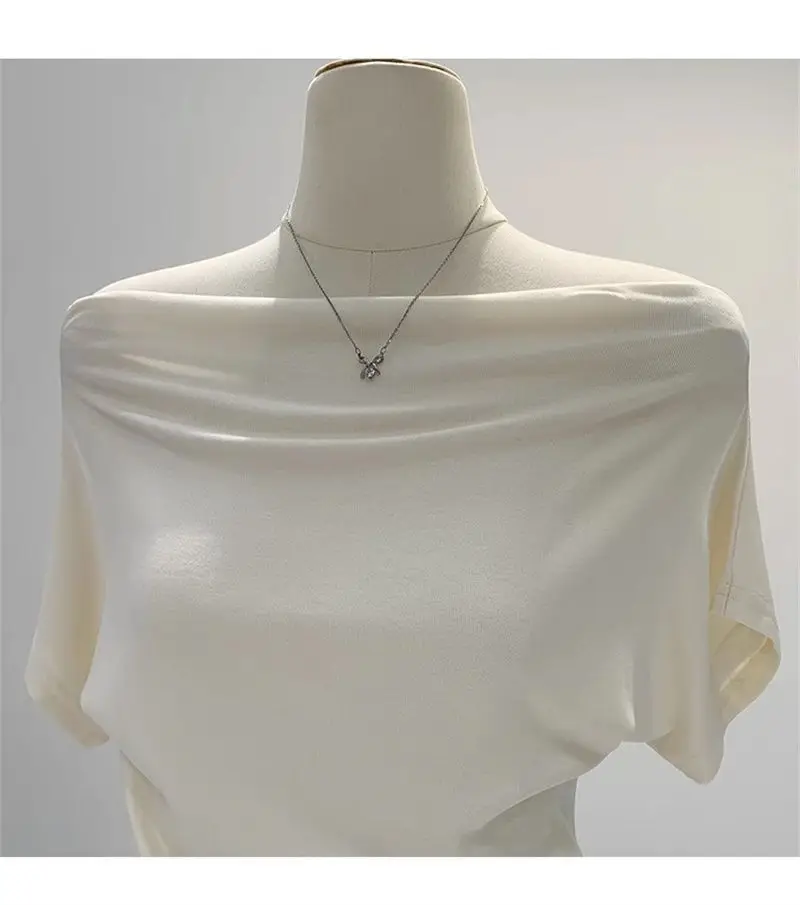 Sommerliches, schwarzes Damen-T-Shirt mit einem Schulterträger, kurzen Ärmeln, im koreanischen Stil, figurbetont, mit freiem Schulterbereich, modisch. – Detail 9