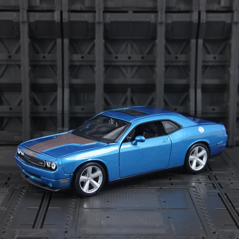 

Maisto 1:24 Имитация модели автомобиля Dodge Challenger SRT8 2008 года с дверцами и капотом, которую можно открыть как статические украшения