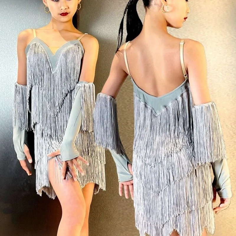 

Детские костюмы для латинских танцев имеют высоту весны. Новая цельная практика с бахромой для девочек.