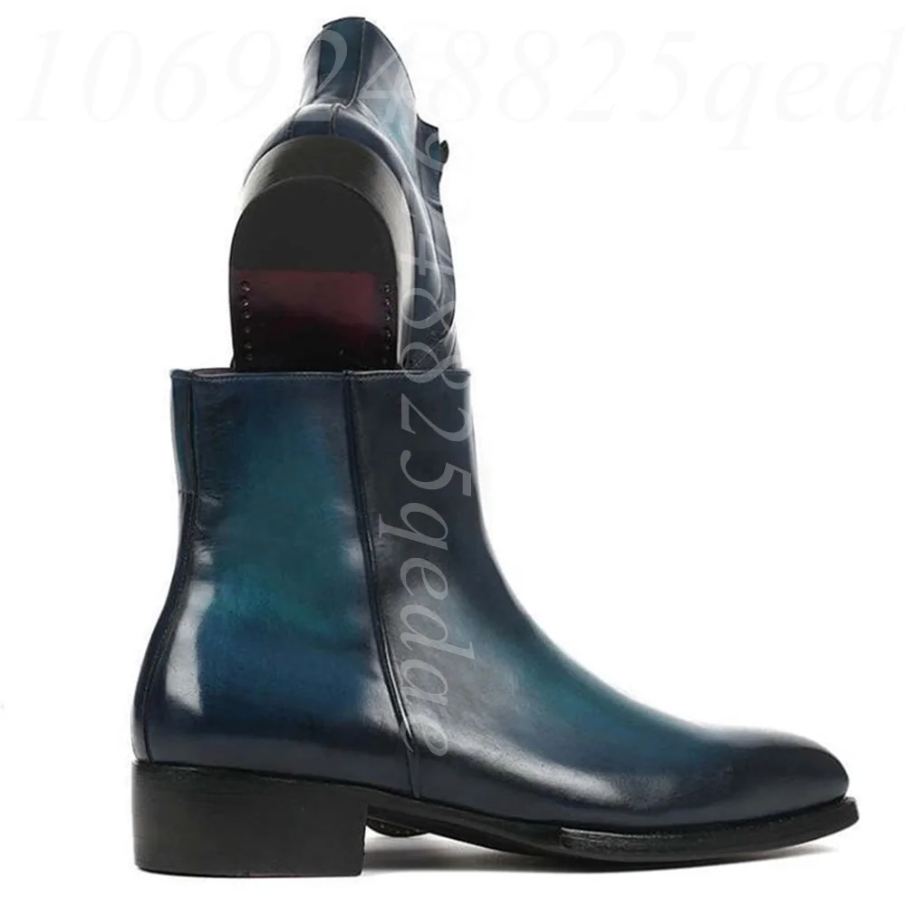 

Мужские ботинки челси с заостренным носком, градиентным синим оттенком, эффектом ручной обработки, боковой молнией и матовой отделкой, на низком каблуке.