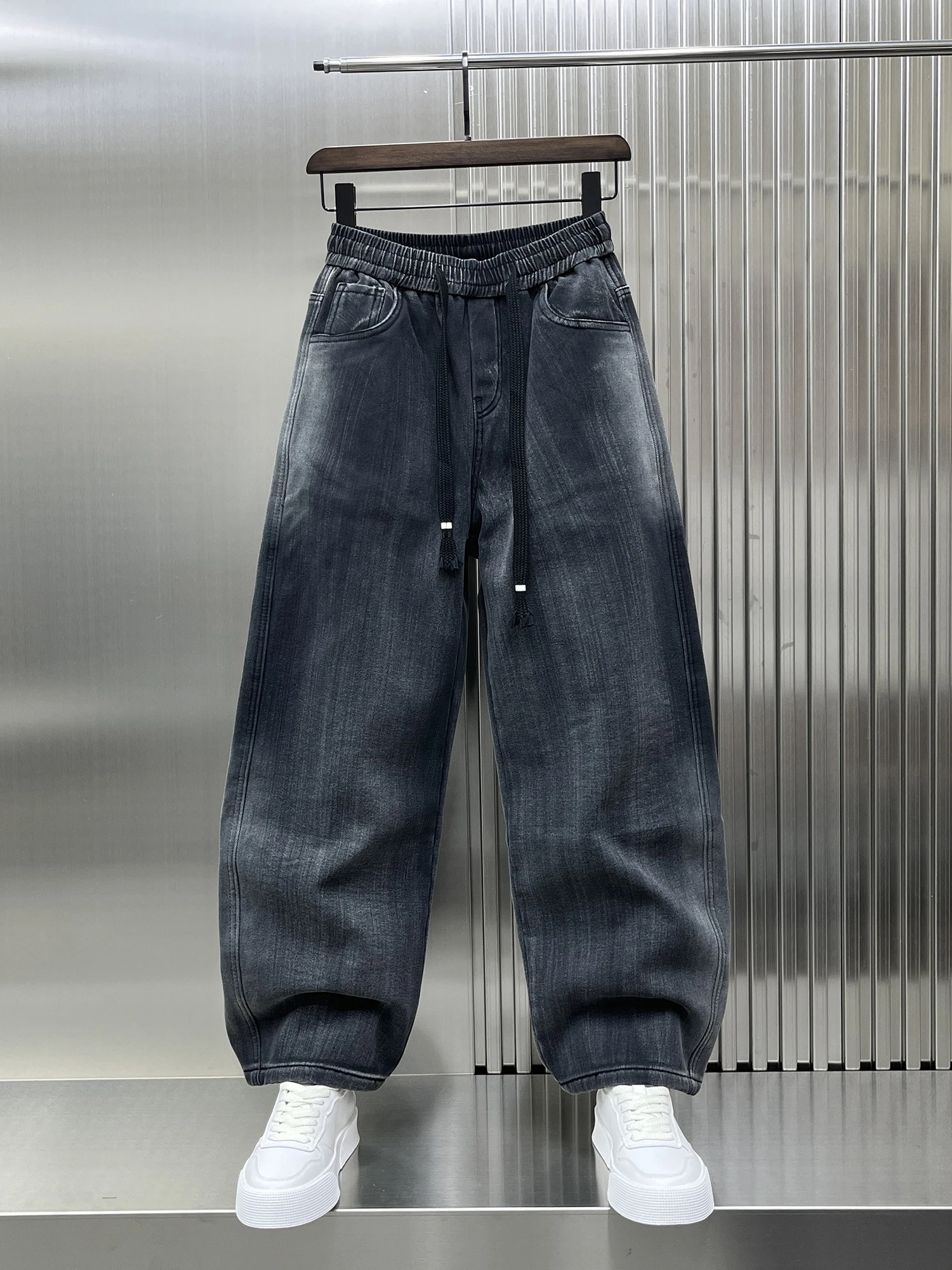 

Retro American Fleece Lined Denim Jeans Dyed Casual Straight Leg Jeans for Young Men Winter Wear Destructed Wash Jeans