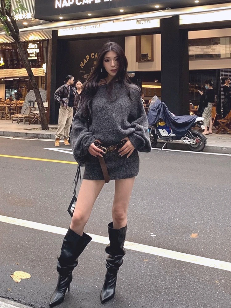 2025年韓国ニットワンピース グレー アシンメトリーショルダー バットスリーブ ルーズミニワンピース 秋冬 ピュアで魅力的なセクシーガール ボディコンフィット