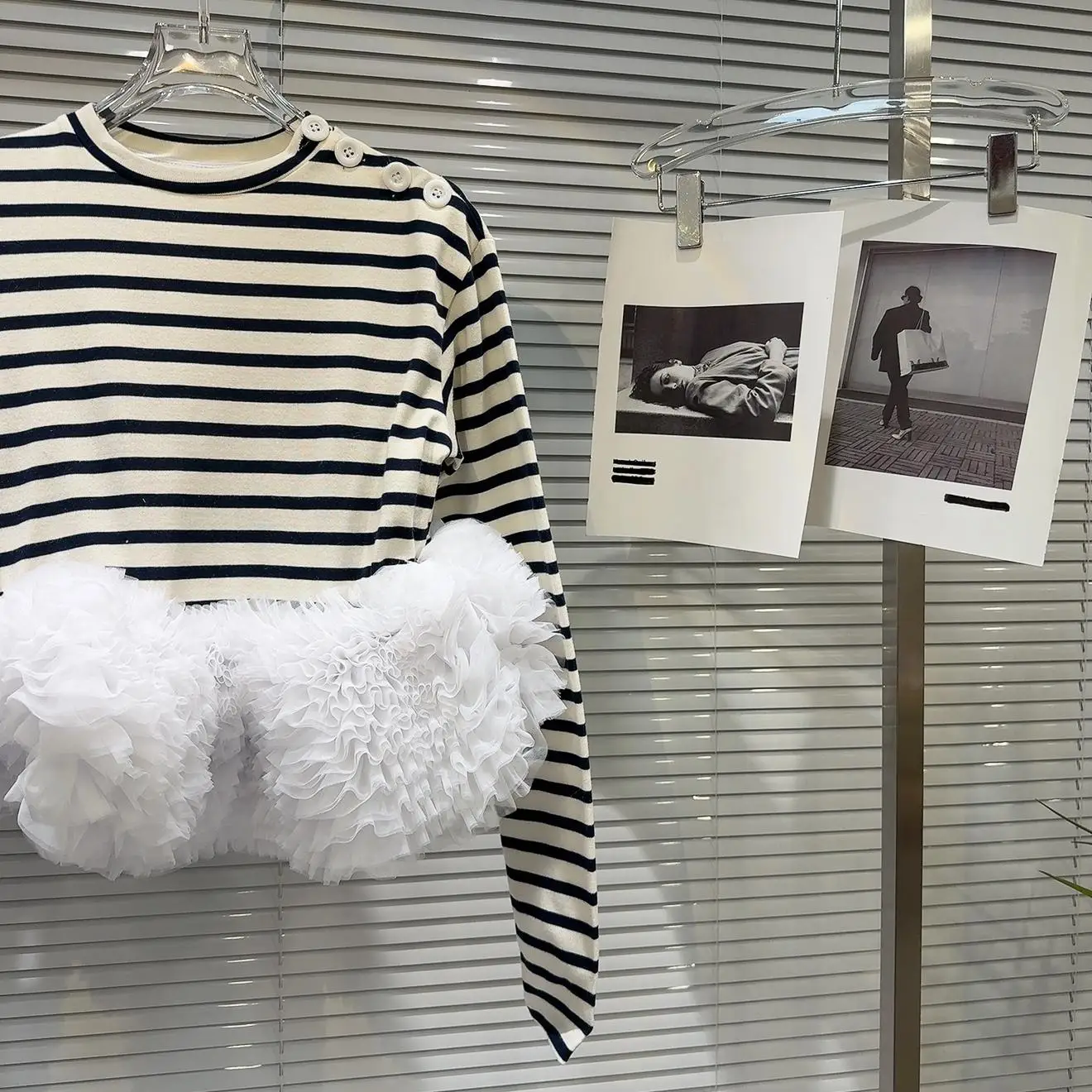 

Gagarich, осень 2023, новая персонализированная черно-белая полосатая плиссированная сетчатая юбка, футболка с длинными рукавами, маленькая женская рубашка