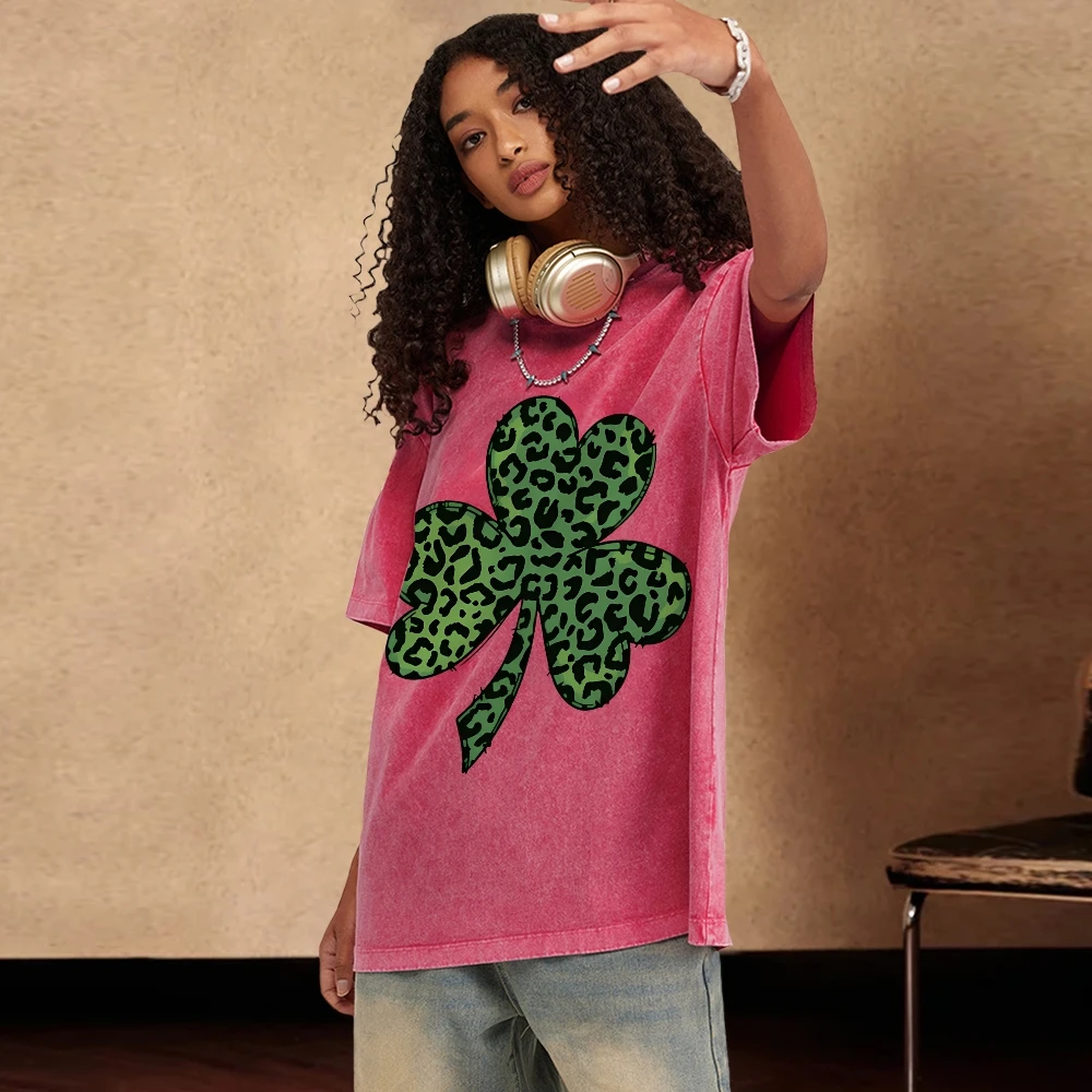 T-shirt lavata unisex vintage alla moda con trifoglio leopardato verde T-shirt oversize vintage anni '90 T-shirt elegante lavata retrò