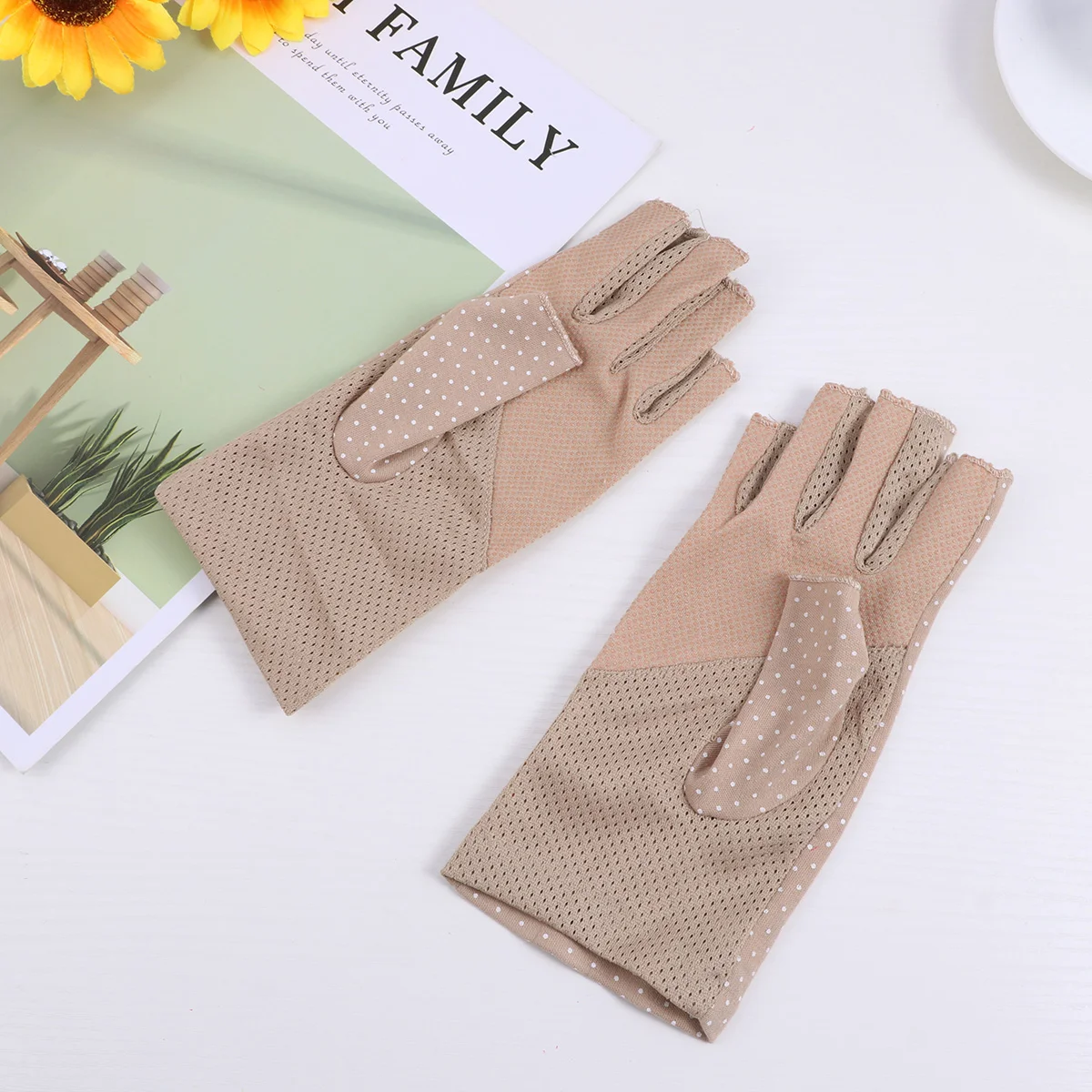 1 Pair Outdoor Sunblock Half Finger Gloves Workout Mitten UV Protection Gloves for Cycling Climbing Riding (Khaki)