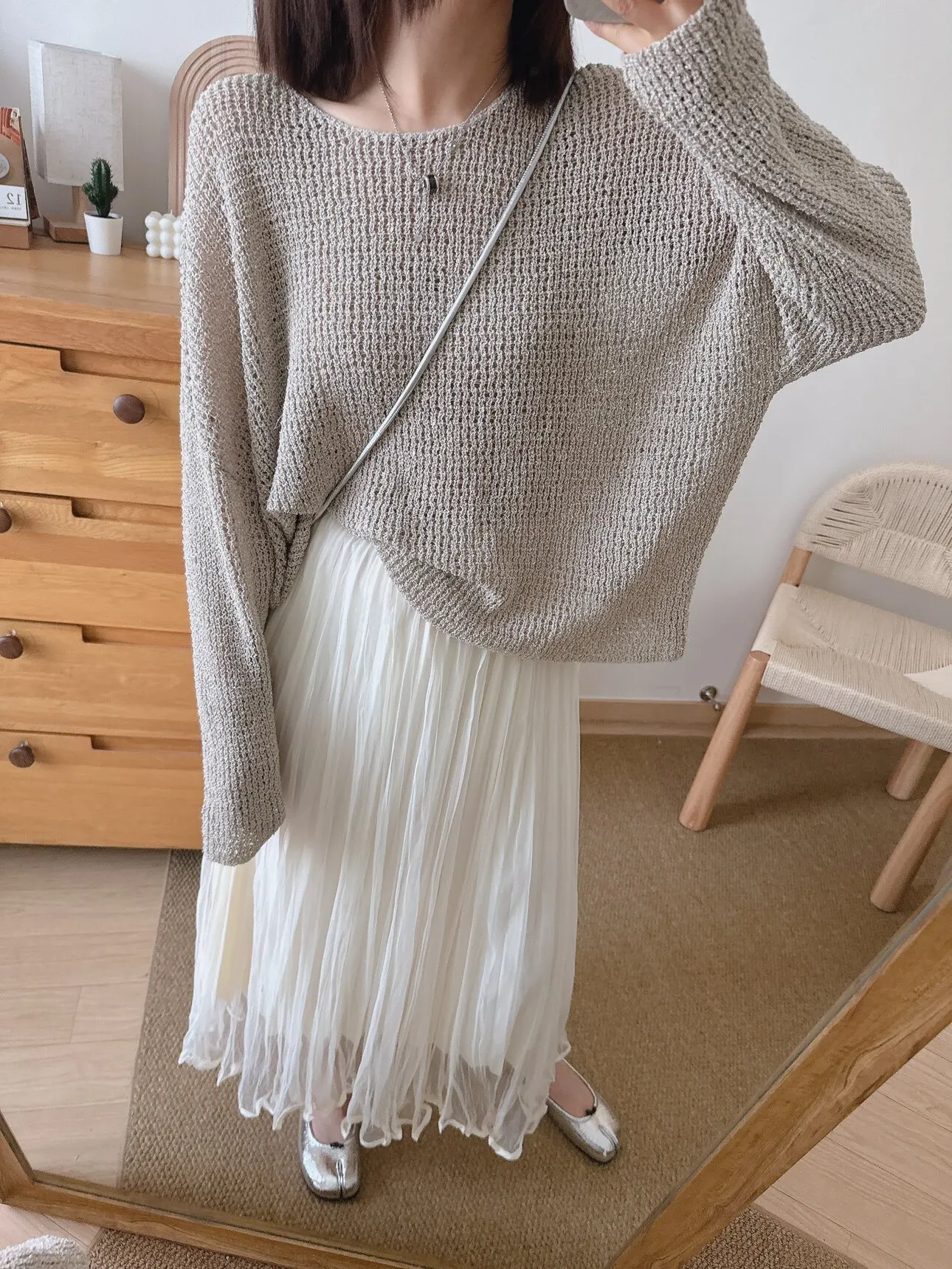 

Серебристый вязаный топ с пайетками и вырезами, женский, на раннюю весну, однотонный, сексуальный, свободного кроя, с длинными рукавами, модный и стильный.