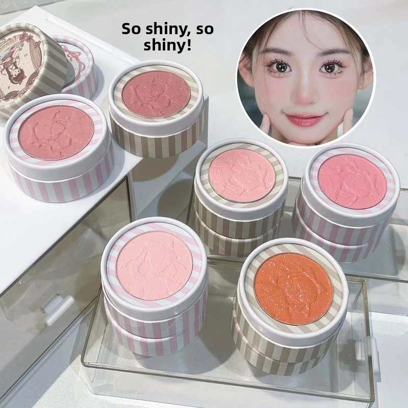 

Blush - A finely milled formula with a subtle pearlescent sheen, effortlessly blendable and long-lasting without fading.