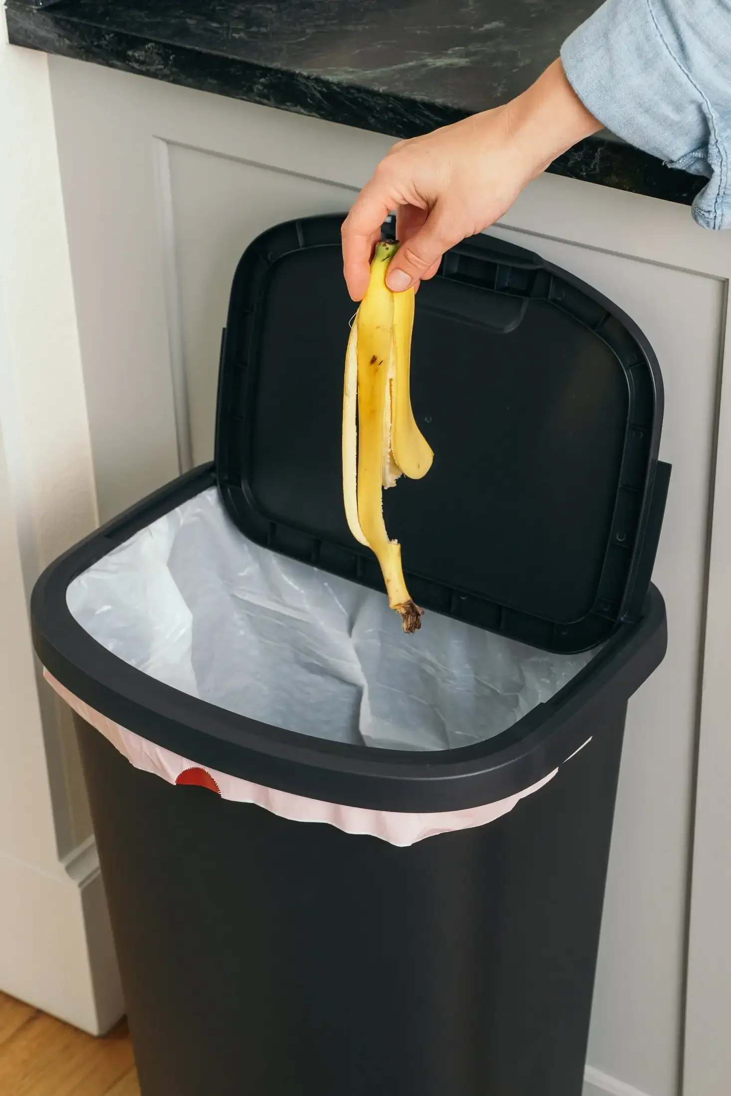 

Черный пластиковый кухонный мусорный бак на 11 галлонов с подъемной крышкой, просторное домашнее мусорное ведро