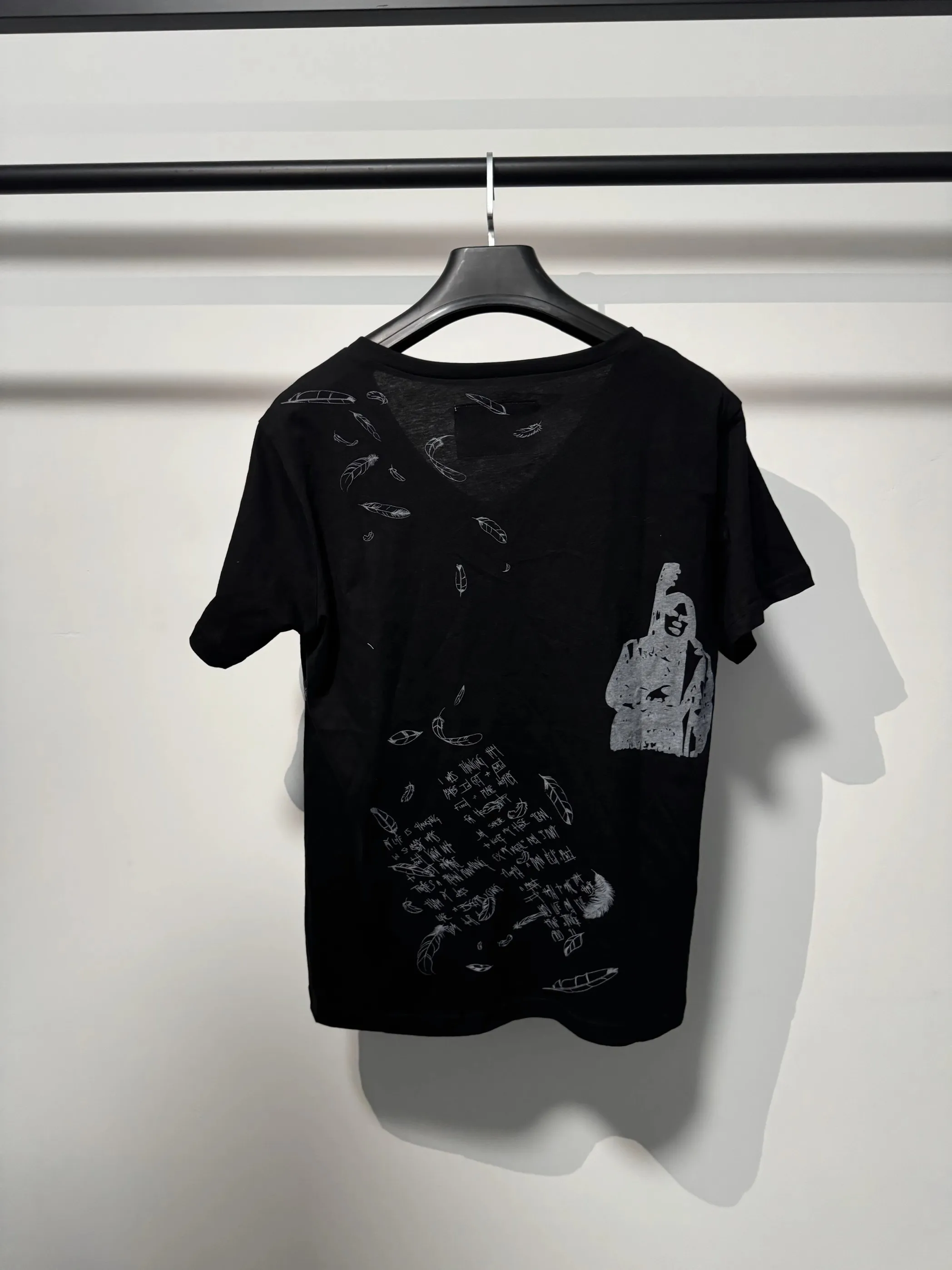 2025 Number Nine Feather Slogan V-neck Thin Short Sleeve T-shirt TX1470