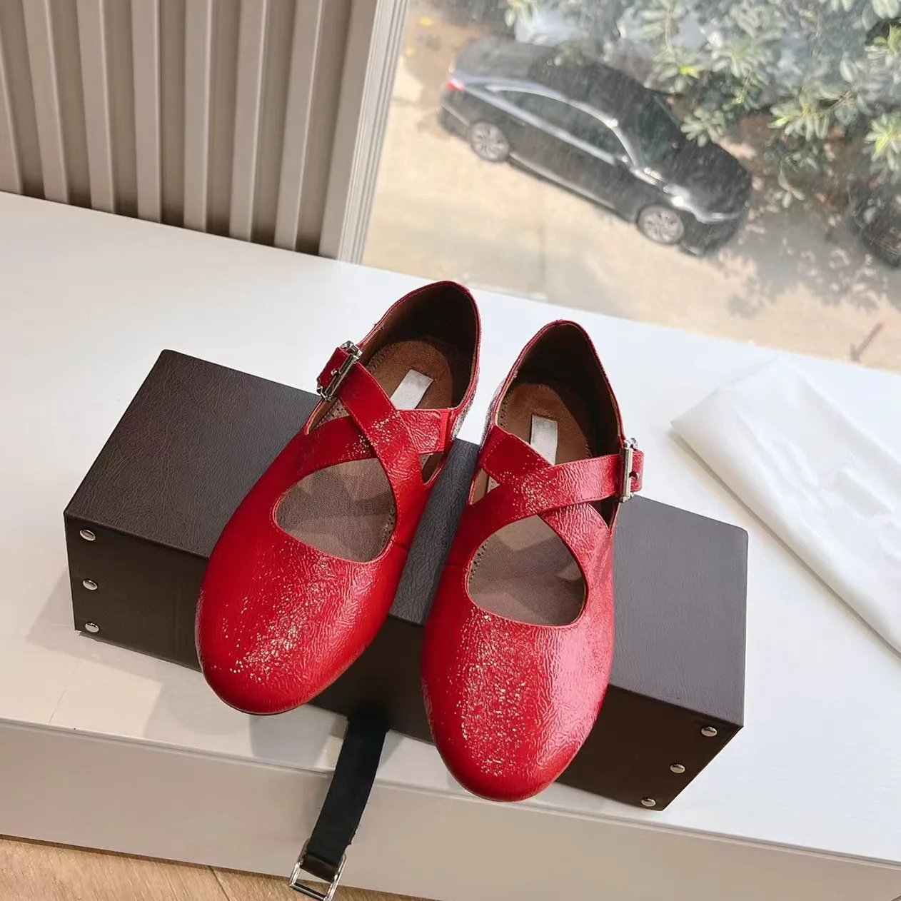 2024 Spring and Autumn Designer Brand Wrinkled Lacquer Ballet Shoes Women\'s Cross Belt Buckle Mary Jane Flat Single Shoes