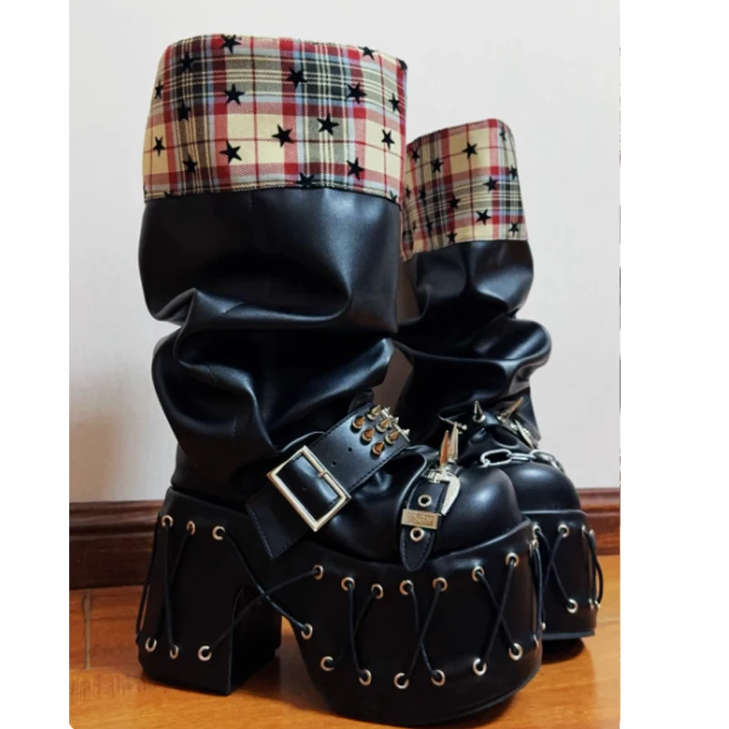 منصة منقوشة ستار نمط مشبك معدني المسامير أحذية سوداء برقبة امرأة شتاء 2026 كعب مكتنز الركبة عالية تأثيري القوطية فاسق الأحذية