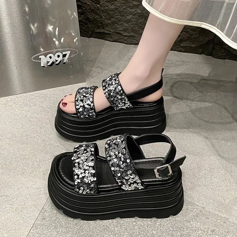 

Летние женские тапочки 8,5 см, шлепанцы, женские туфли на танкетке, блестящая обувь, женские пляжные тапочки на высокой платформе, уличные массивные сандалии