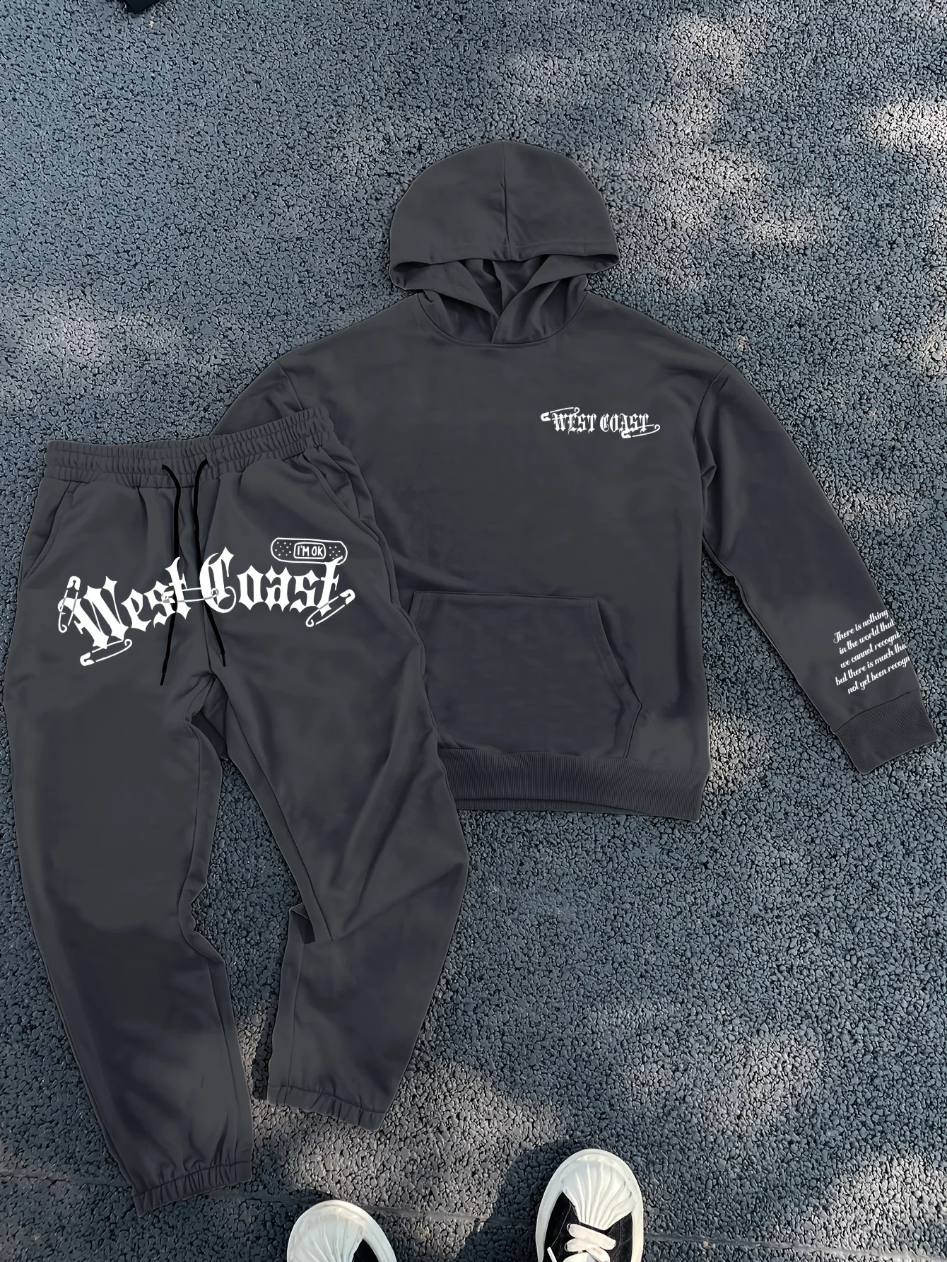 

The new men's set for Spring and Autumn 2025 features a casual fashionable and comfortable 3D letter pattern print